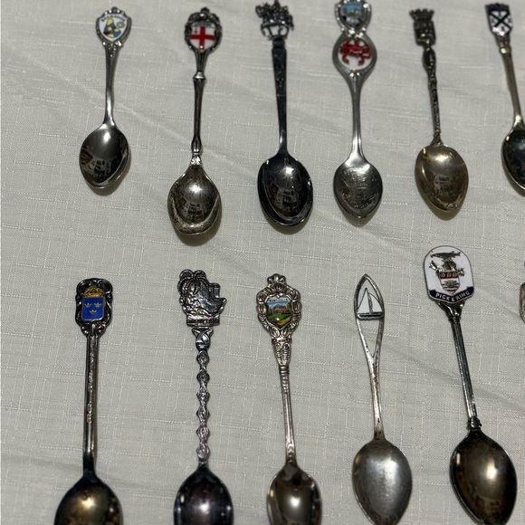 Vintage Collectible Souvenir Spoons Set - Picture 2 of 3